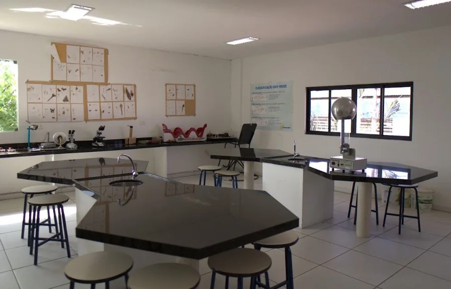Laboratório do Contemporâneo com bancadas e microscópios