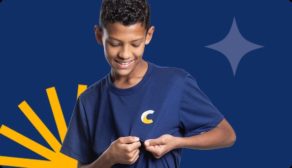 Aluno do Contemporâneo sorrindo, em frente a fundo azul-marinho com grafismo do sol e sparkle