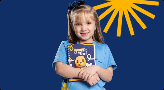 Aluna do Contemporâneo sorrindo, abraçando a agenda escolar 2026, em frente a fundo azul-marinho com grafismo do sol