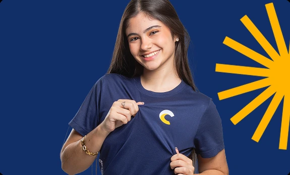 Aluna do Contemporâneo sorrindo, apontando para o logo no uniforme, em frente a fundo azul-marinho com grafismo do sol