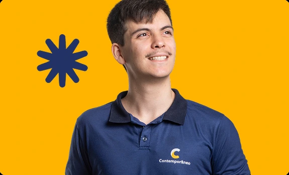 Aluno do Contemporâneo sorrindo, em frente a fundo amarelo com grafismo de asterisco