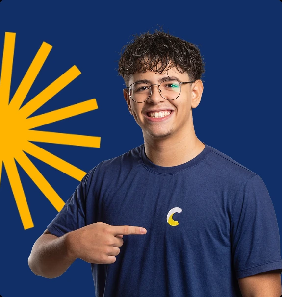 Aluno do Contemporâneo sorrindo, com a mão no peito sobre o uniforme, em frente a fundo azul-marinho com grafismo do sol
