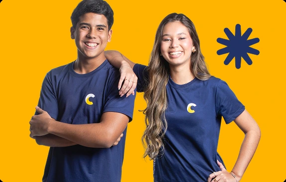 Dois alunos do Contemporâneo abraçados sorrindo, em frente a fundo amarelo com grafismo de asterisco